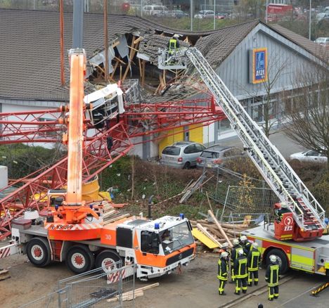 Tower crane hits supermarket in Germany