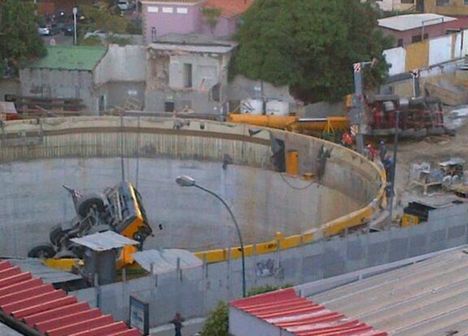 Two all terrain cranes overturned in Venezuela