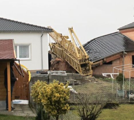 Tower crane destroys garage in Germany