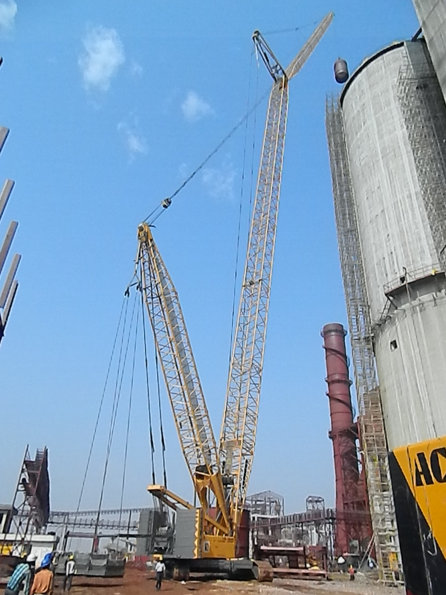 LR1300 crawler’s complex cement lift