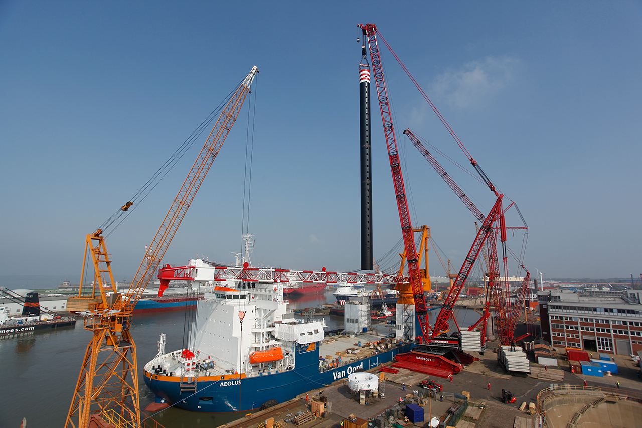 Mammoet crawler installs legs on ship