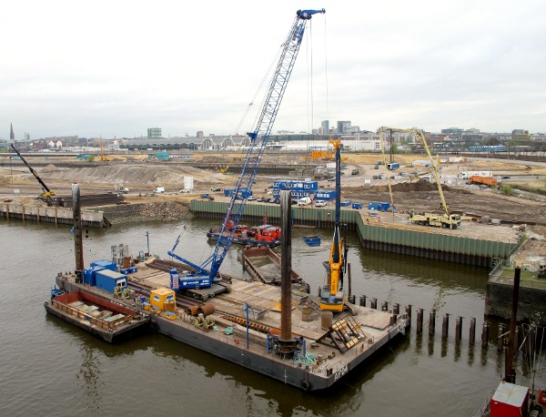 Sennebogen crane builds harbour wall