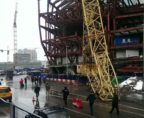 Crane comes down in Moscow