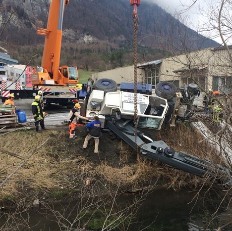 Crane overturns in Lichtenstein